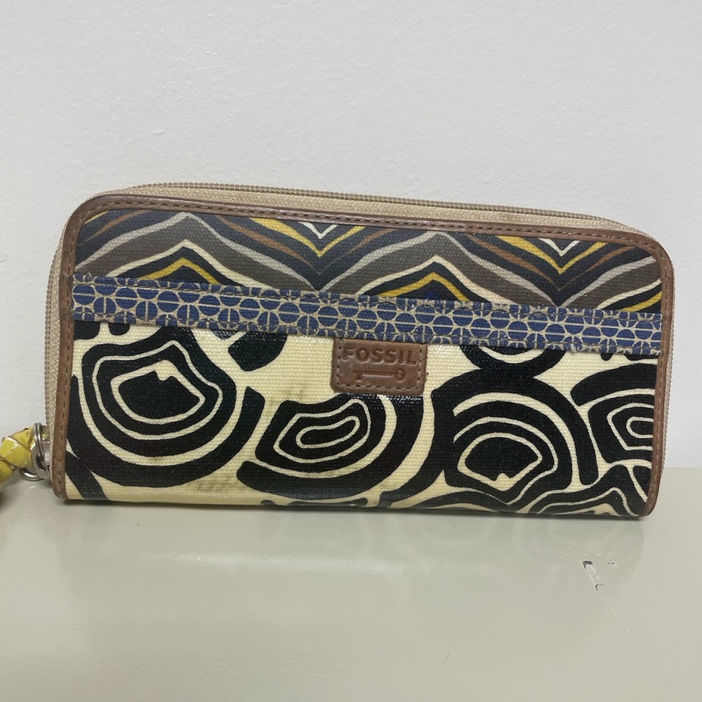 Fossil wallet-vintage-adorable-excellent condition-several pockets for money,etc
